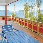 4 Bedroom Cozy In Сasa de vacaciones Hundeidvik
