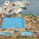 4 Bedroom Cozy In Сasa de vacaciones Hundeidvik