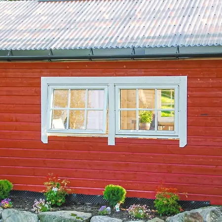 4 Bedroom Cozy In Сasa de vacaciones Hundeidvik