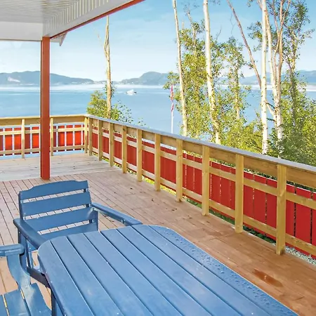 4 Bedroom Beautiful In Vakantiehuis Hundeidvik