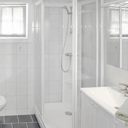 4 Bedroom Cozy In Σπίτι διακοπών Hundeidvik