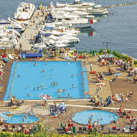 4 Bedroom Beautiful In Vakantiehuis Hundeidvik