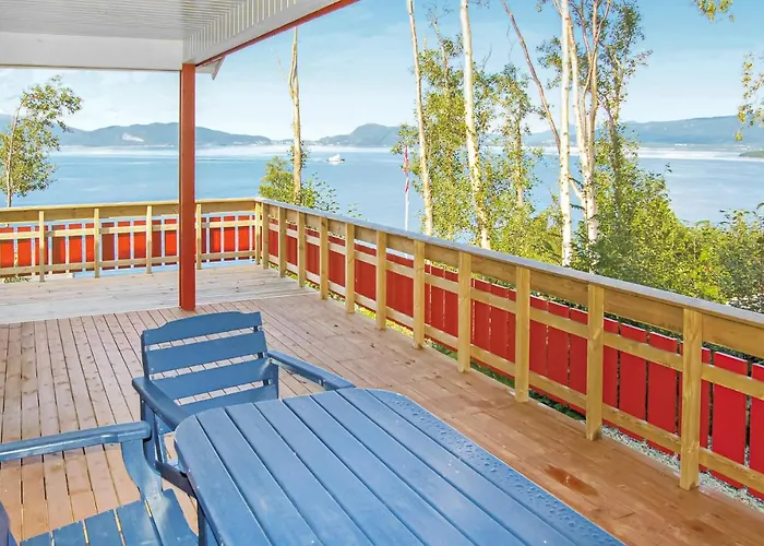 4 Bedroom Beautiful In Vakantiehuis Hundeidvik