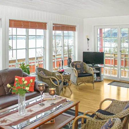 4 Bedroom Cozy In * Hundeidvik